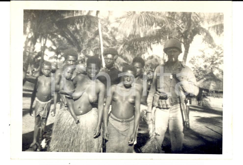 Fotografia d epoca originale 1944 WW2 DOBUDURA NEW GUINEA Naked girls with American soldier ETHNIC NUDE 1