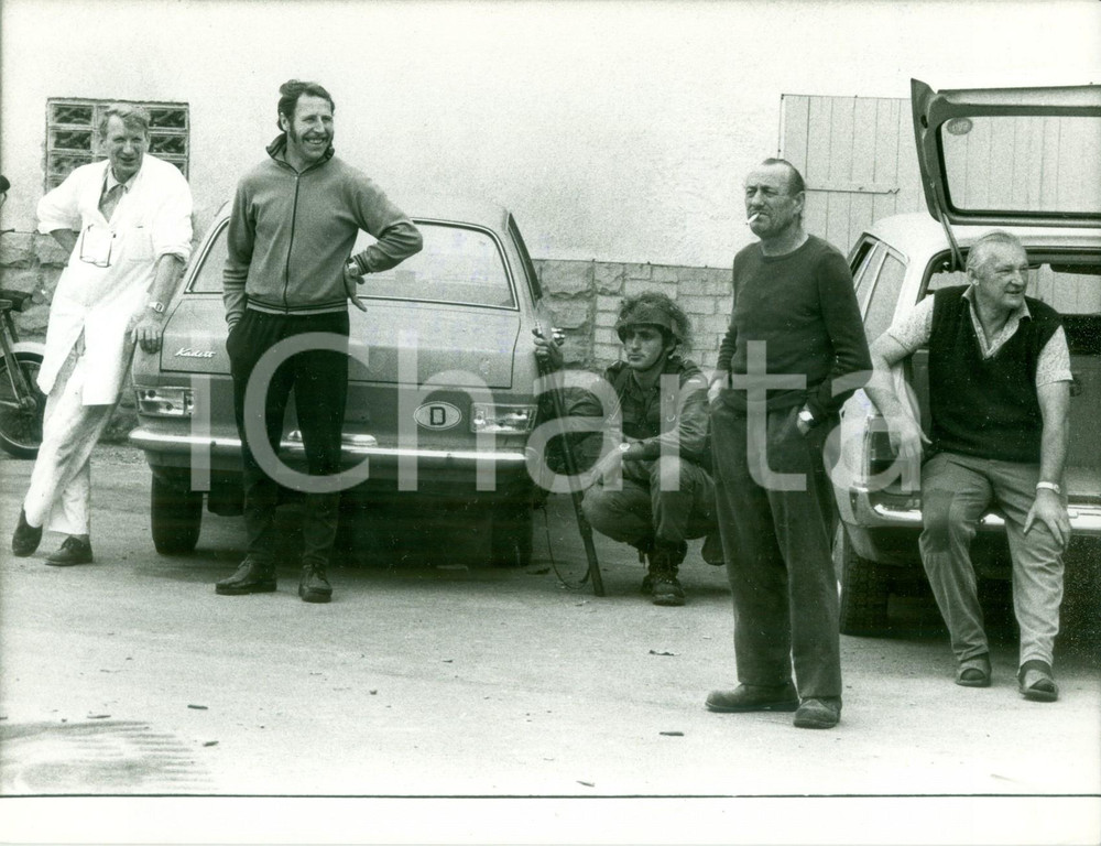 Fotografia d epoca originale 1980 ca BONN Gruppo di pacifisti assiste alle manovre del BUNDESWEHR Fotografia 1