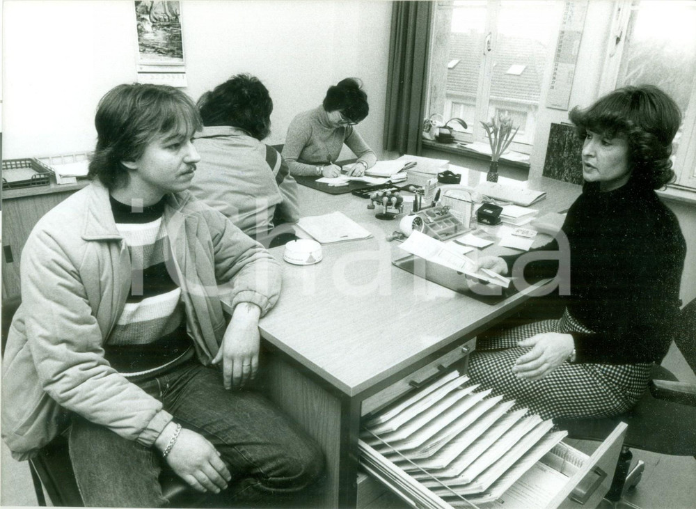 Fotografia d epoca originale 1981 KOLN DE Disoccupato cerca lavoro all ufficio di collocamento FOTOGRAFIA 1
