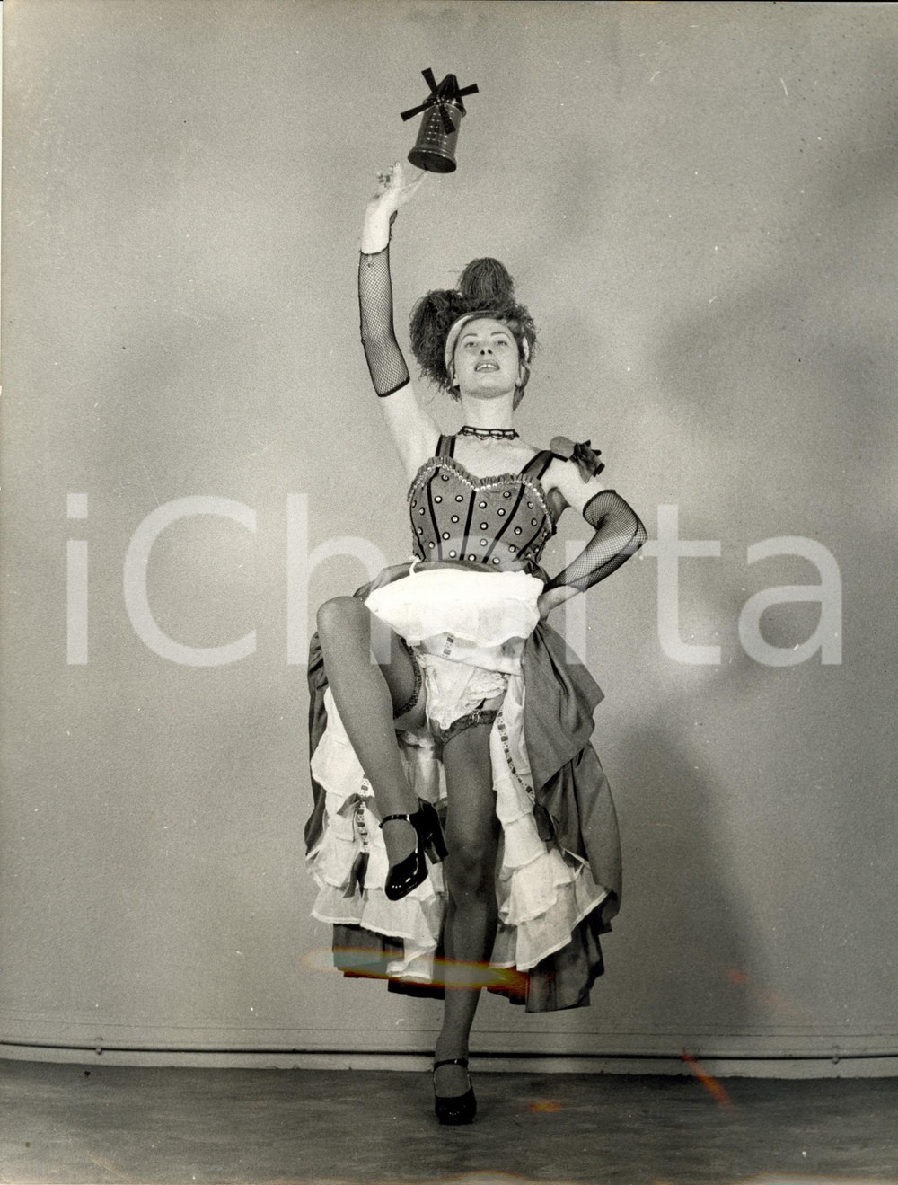 Fotografia d epoca originale 1950 ca PARIS F MOULIN ROUGE Ballerina Ginette TANGUY con abito da ballo Foto 1