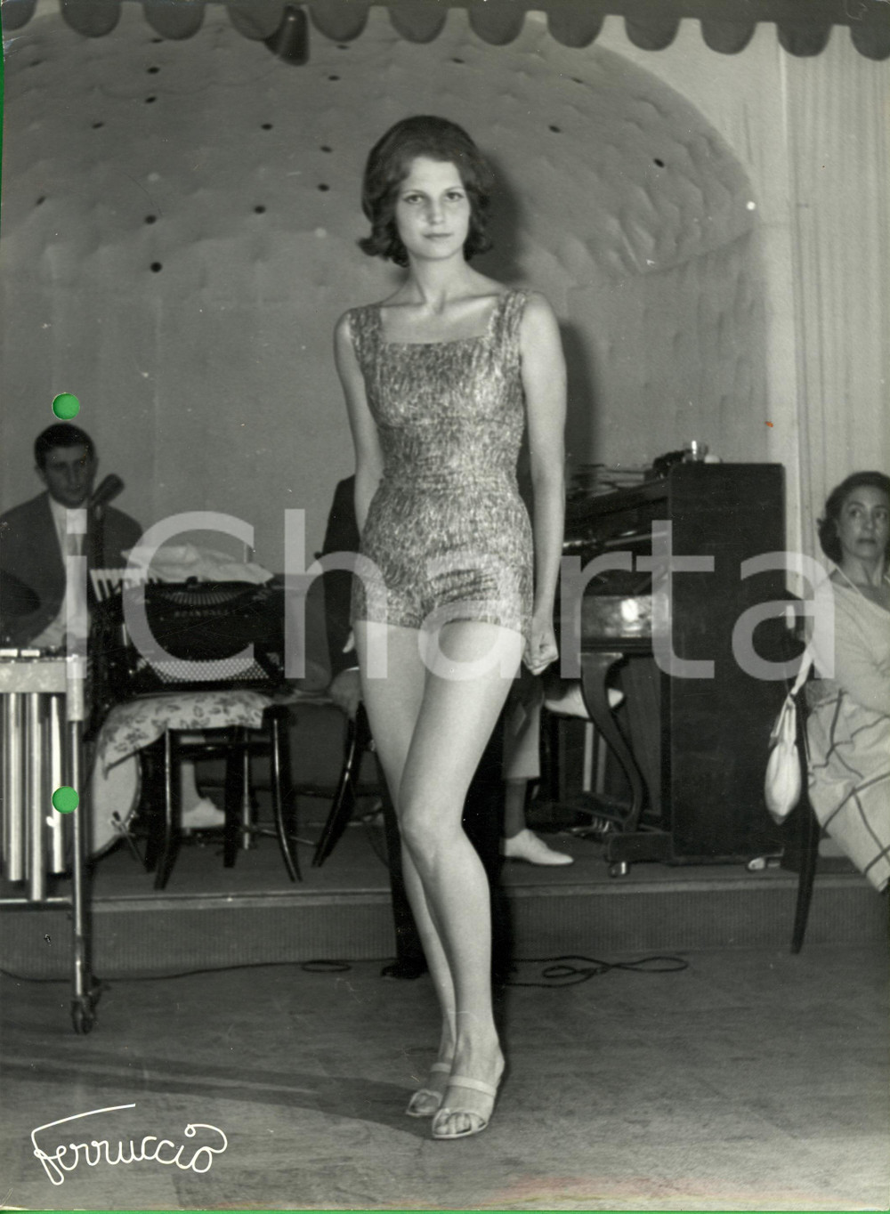 Fotografia d epoca originale 1960 ca MILANO MODA Modella sfila con costume intero Foto FERRUCCIO 1