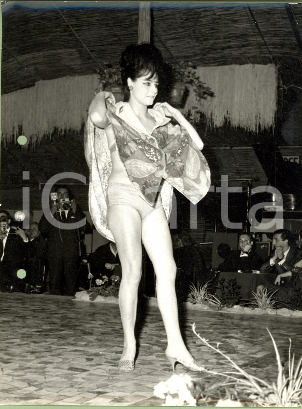 Fotografia d epoca originale 1960 ca MILANO MODA Modella in costume da bagno e prendiole fantasia Foto 1