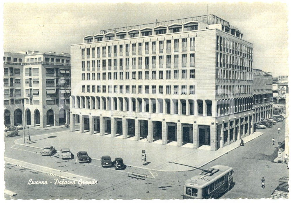 Cartolina originale da collezione 1957 LIVORNO Auto e filobus Palazzo GRANDE Cartolina postale ANIMATA FG VG 1