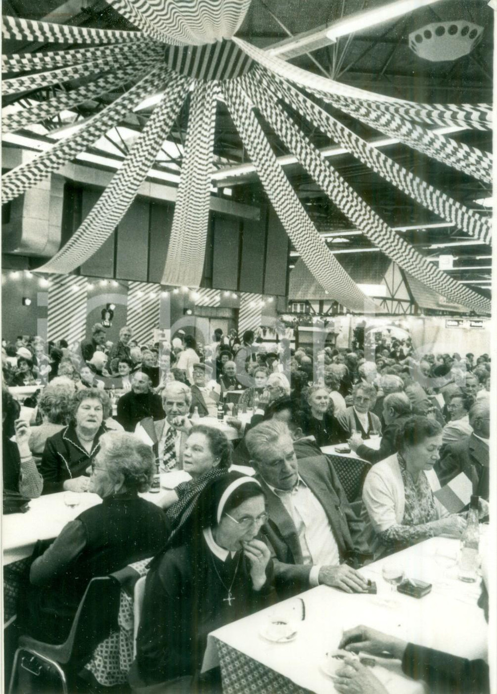 Fotografia d epoca originale 1980 MULHOUSE FRANCE Cena comunitaria alle JournÃ©es d Octobre Fotografia 1