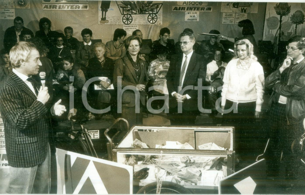 1990 ca MULHOUSE (F) Folla allo stand di Air Inter alle Journées d'Octobre *Foto