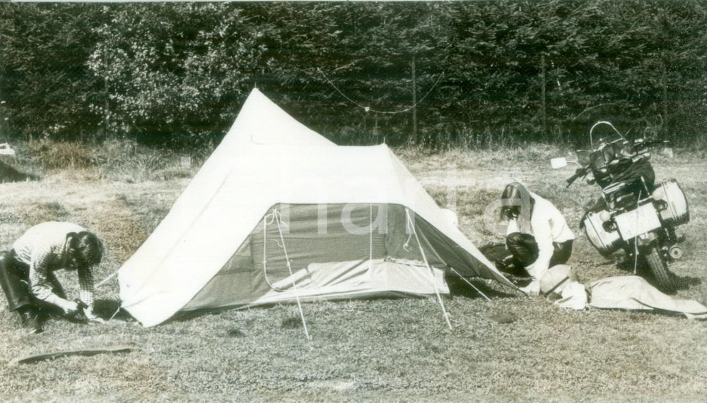 Fotografia d epoca originale 1980 ALSACE FRANCE Campeggiatori preparano tenda al camping Fotografia 1
