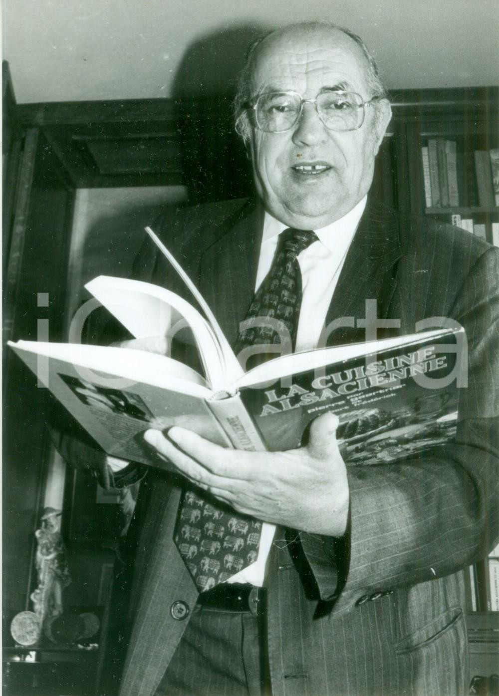 Fotografia d epoca originale 1991 ALSACE FRANCE Politico Henri GOETSCHY legge Cuisine Alsacienne Fotografia 1