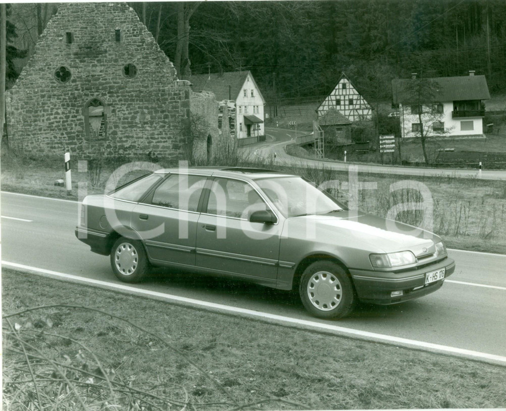 Fotografia d epoca originale 1990 ca FRANCIA Automobile FORD collaudata in campagna Fotografia artistica 1