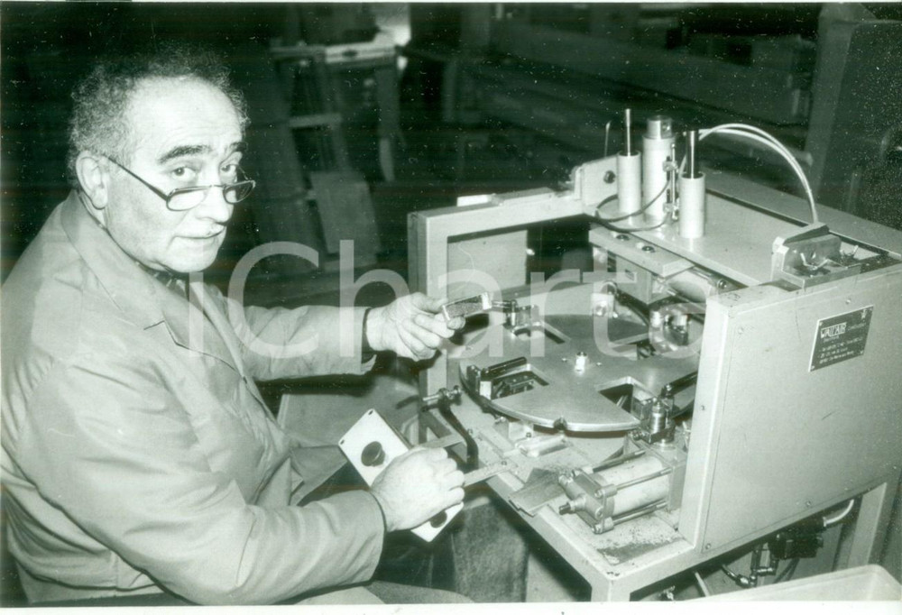 Fotografia d epoca originale 1985 ca FRANCIA ARTIGIANATO Calzolaio al lavoro su macchina WALT AIR Fotografia 1