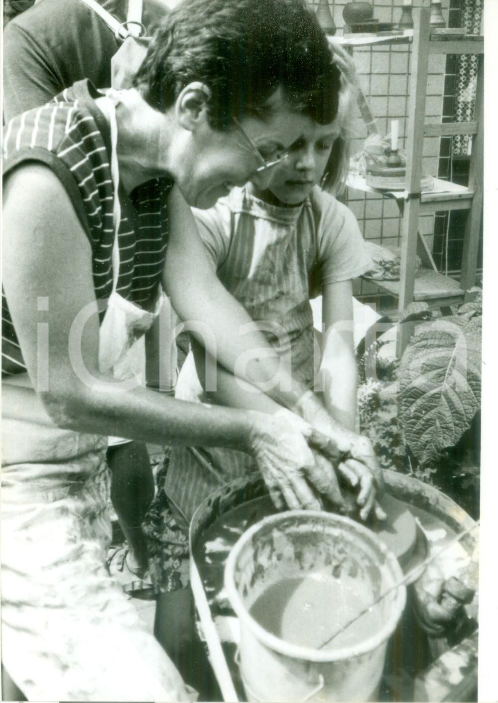 Fotografia d epoca originale 1985 ca MASEVAUX FRANCIA ARTIGIANATO Bambina alla festa dell artigianato Foto 1