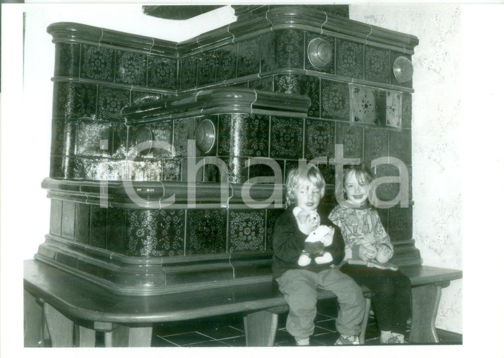 Fotografia d epoca originale 1985 ca SUNDGAU FRANCE ARTIGIANATO Bambini su una stufa KACHELOFEN Fotografia 1