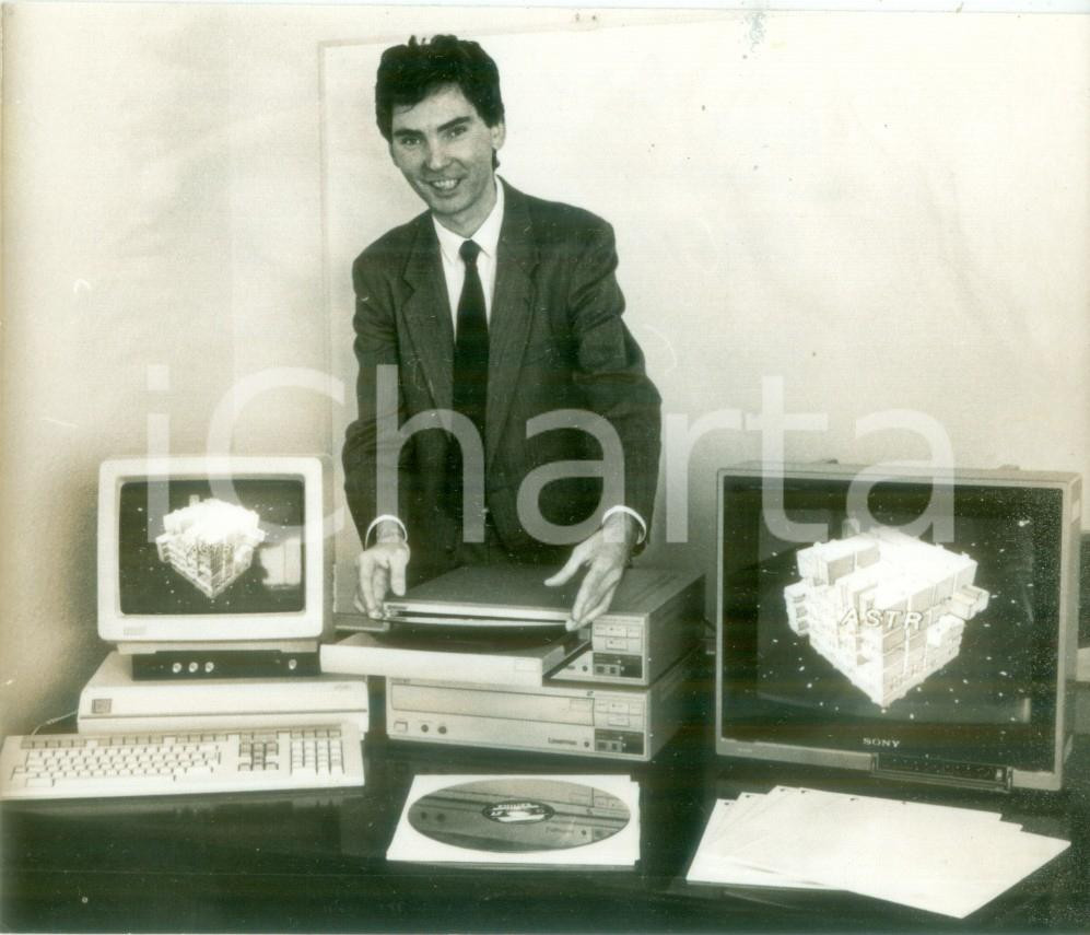 Fotografia d epoca originale 1986 MULHOUSE F Informatico Roland LUTZ presenta programma OFICE ASTR Foto 1