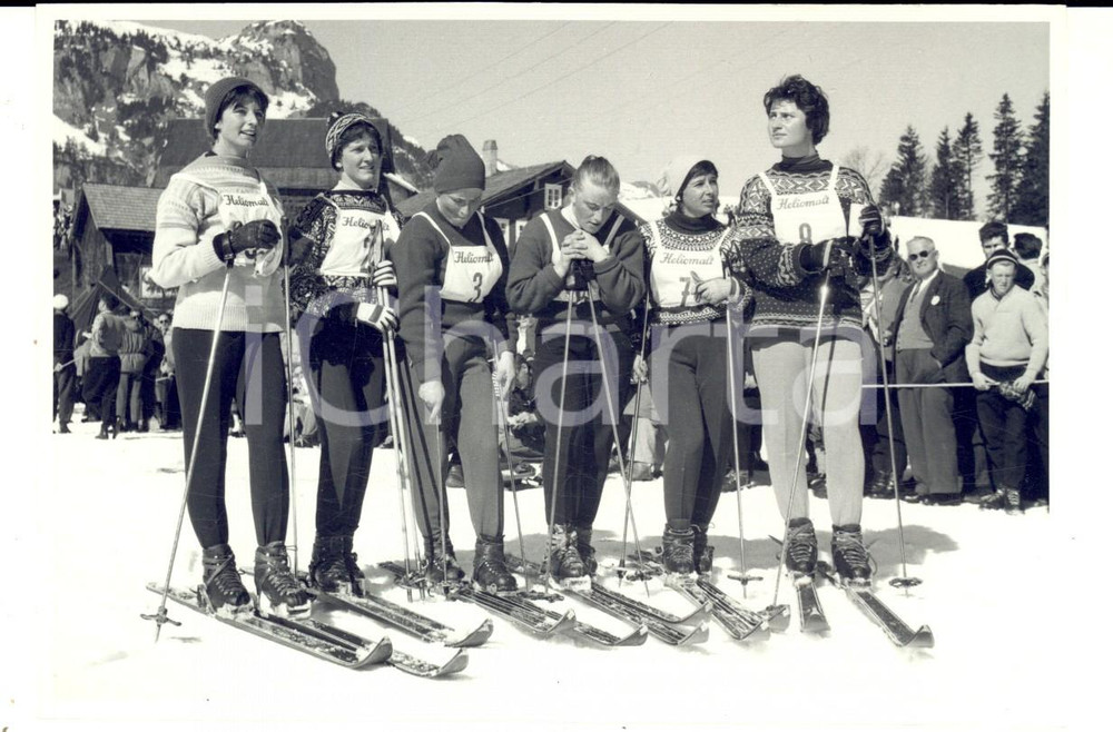 Fotografia d epoca originale 1950 ca SWITZERLAND Campionati SCI ALPINO Sylvia GNEHM in pista con le compagne 1
