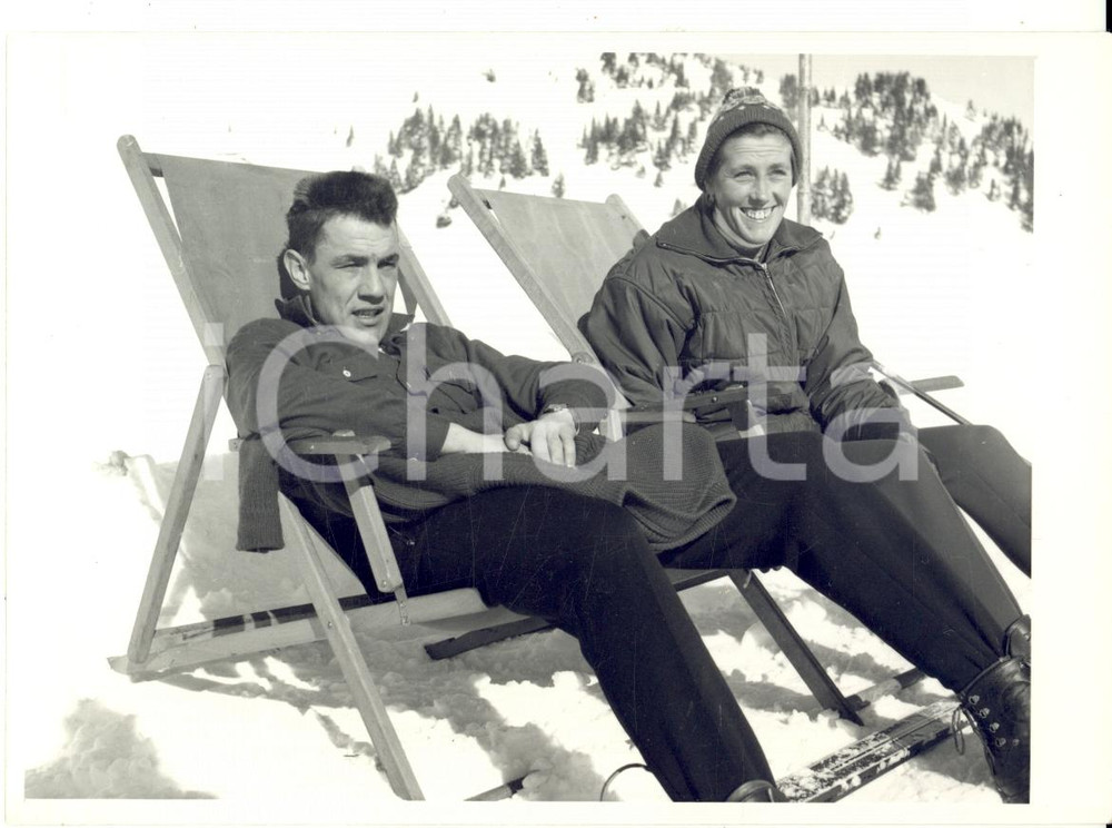 Fotografia d epoca originale 1950 ca SWITZERLAND Campionati SCI ALPINO Roger STAUB riposa al sole Foto 1
