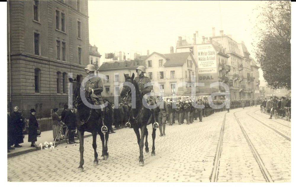 Fotografia d epoca originale 1930 ca ZURIGO SCHWEIZER ARMEE Parata fanteria e musicisti sulla KASERNENSTRASSE 1