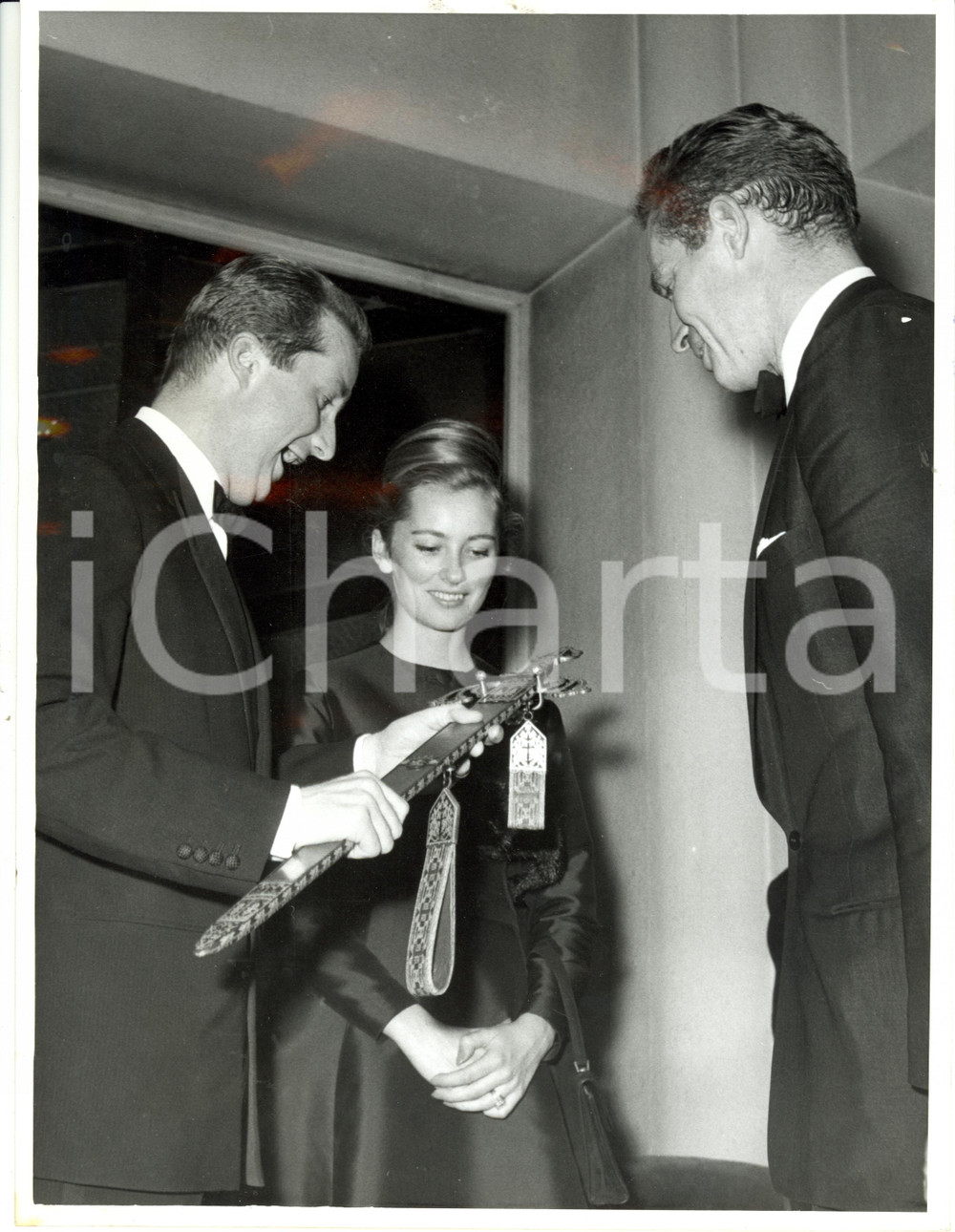 Fotografia d epoca originale 1961 BRUXELLES B Charlton HESTON regala spada EL CID a Alberto e Paola BELGIO 1