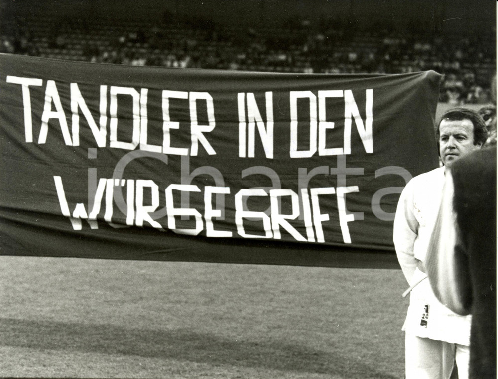 Fotografia d epoca originale 1981 MONACO D Gerold TANDLER striscioni sostenitori dimostrazione JUDO Foto 1