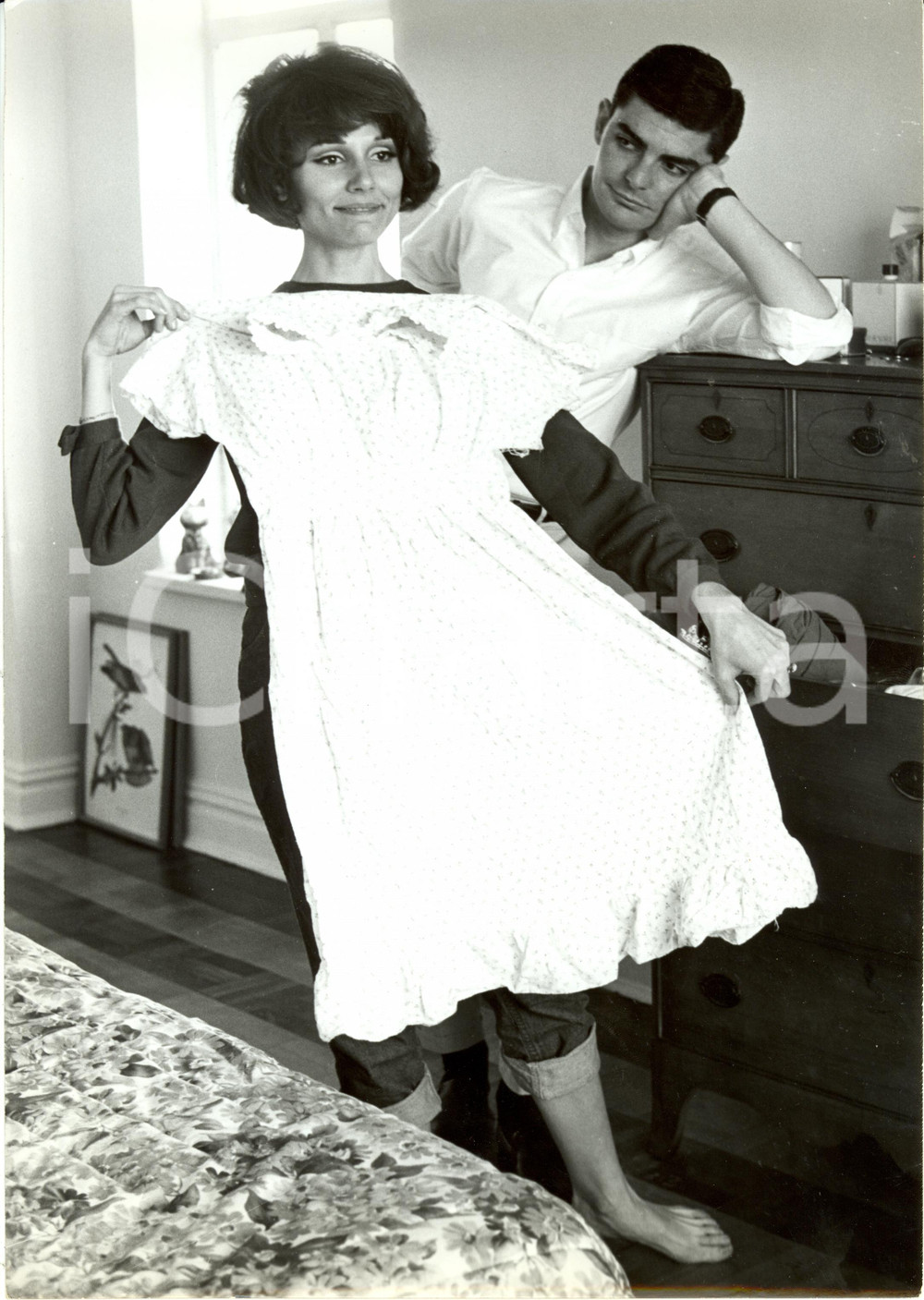Fotografia d epoca originale 1965 ca NEW YORK USA Paula PRENTISS con Richard BENJAMIN mostra guardaroba Foto 1