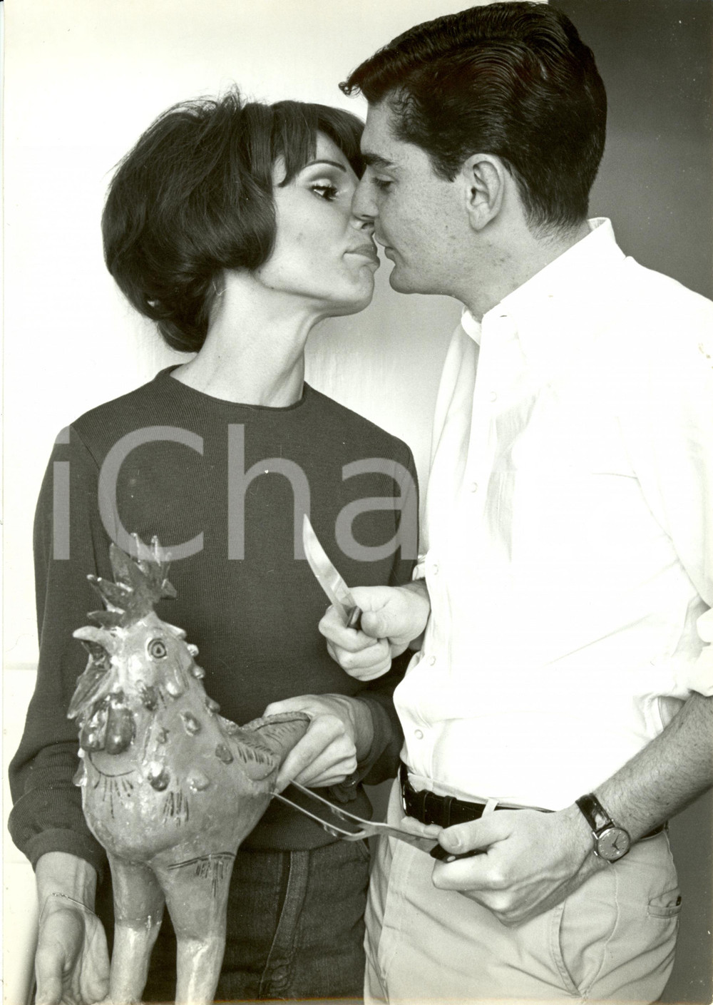Fotografia d epoca originale 1965 ca NEW YORK USA Paula PRENTISS Richard BENJAMIN  Bacio in cucina Foto 1