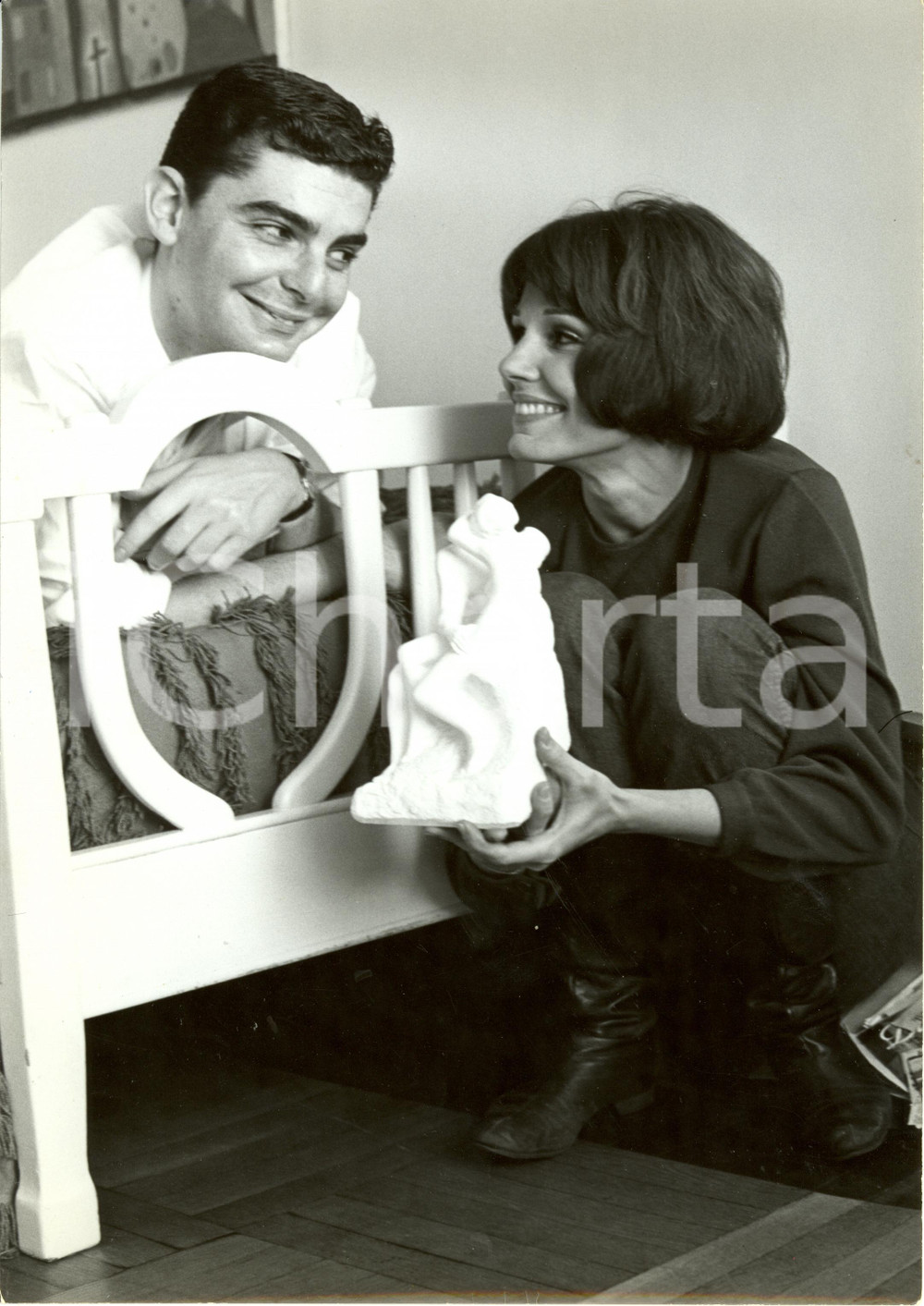 Fotografia d epoca originale 1965 ca NEW YORK USA Paula PRENTISS e Richard BENJAMIN nella loro casa Foto 1