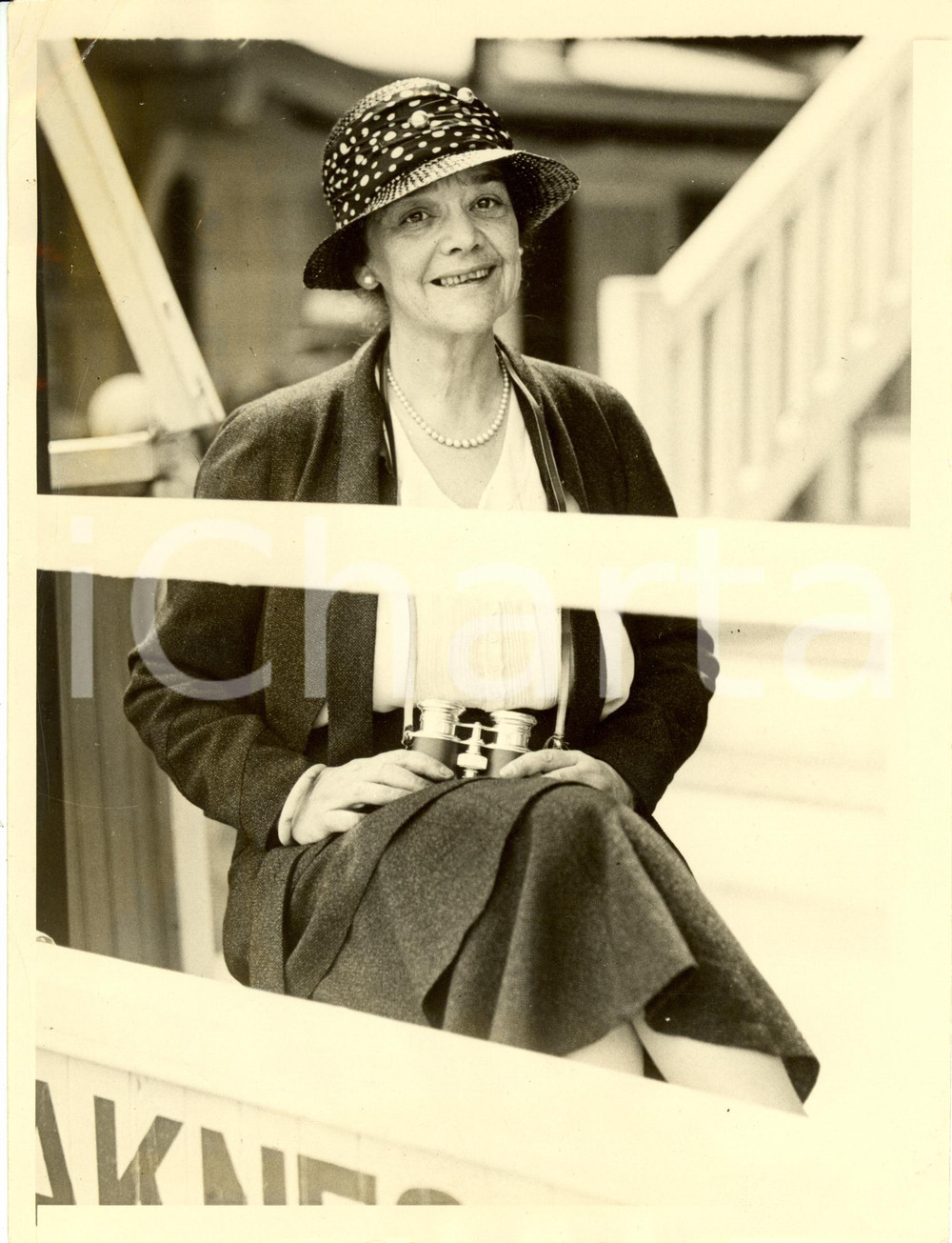 Fotografia d epoca originale 1931 PIMLICO USA Preakness Stakes  Helen HAY WHITNEY watches TWENTY GRAND 1