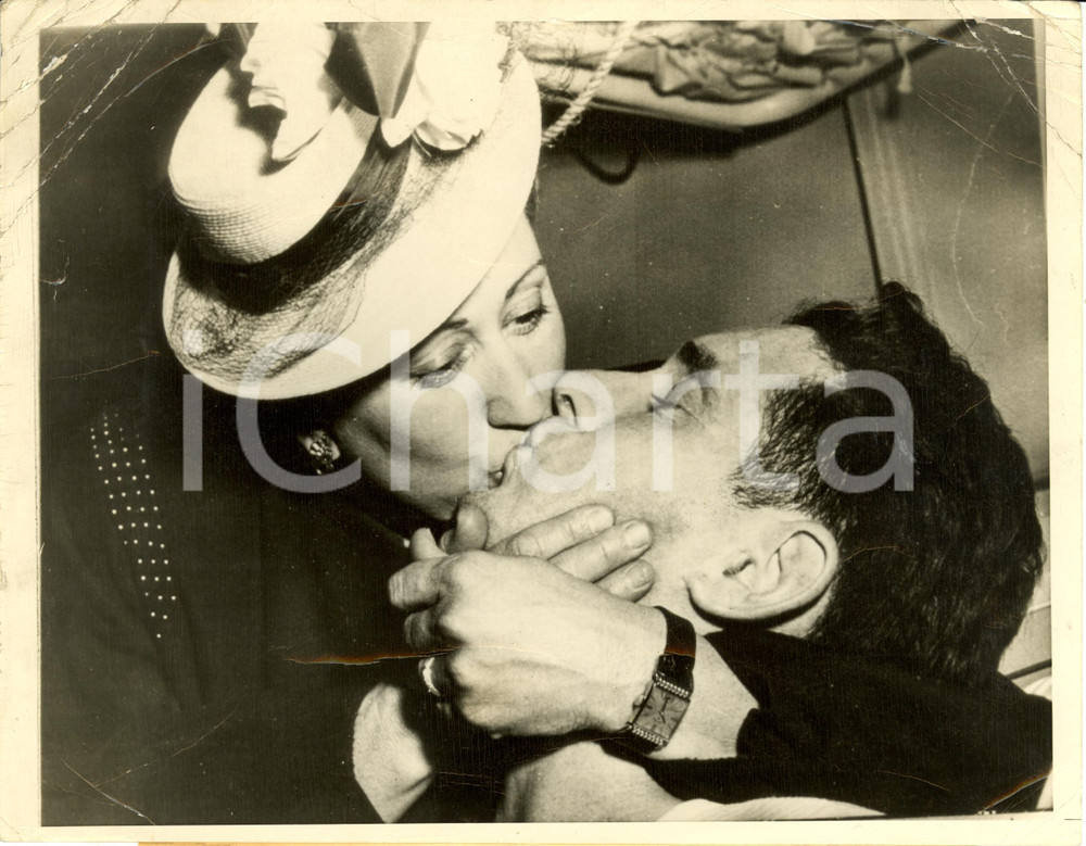 Fotografia d epoca originale 1947 SAN FRANCISCO Milton TAYLOR kisses Ethel shipwreck FORT DEARBORN DAMAGED 1