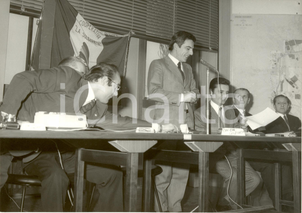 Fotografia d epoca originale 1965 ca MILANO Cooperativa ACLI LA SOLIDARIETA  Discorso comitato centrale Foto 1