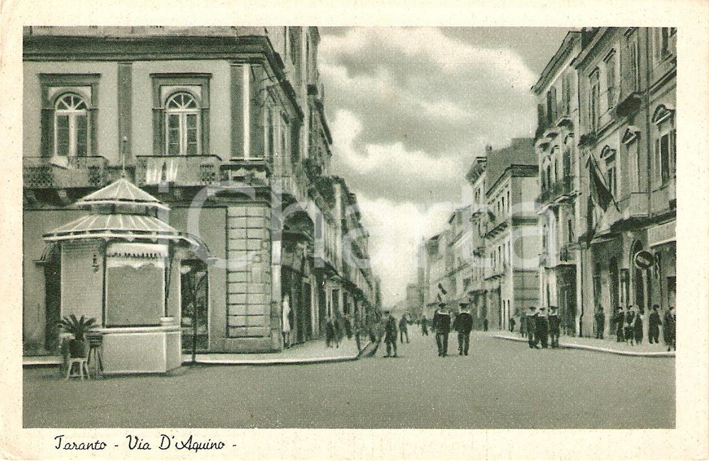 Cartolina originale da collezione 1925 ca TARANTO Marinai in VIA D AQUINO Panorama ANIMATA Cartolina FP NV 1