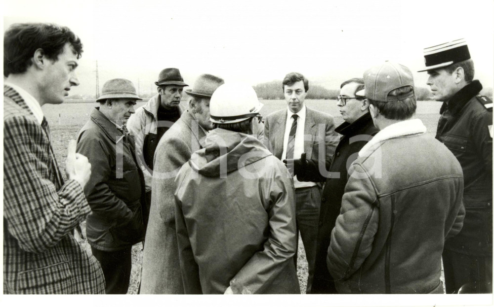 Fotografia d epoca originale 1989 ISSENHEIM F Sottoprefetto spiega perdita petrolio vicino a gasdotto Foto 1