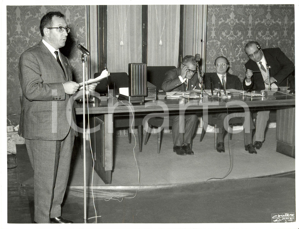 Fotografia d epoca originale 1969 ROMA Convegno ISLE Relazione di un oratore con Umberto COZZOLINI Foto 1