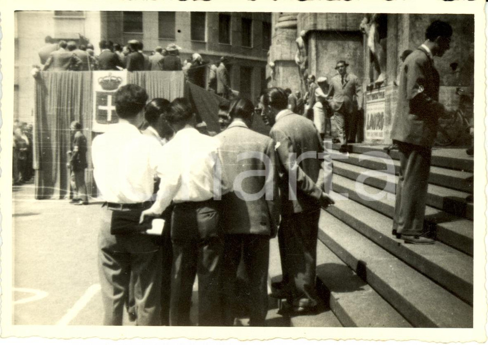 Fotografia d epoca originale 1955 MILANO Piazza AFFARI Preparativi Comizio PARTITO MONARCHICO POPOLARE Foto 1