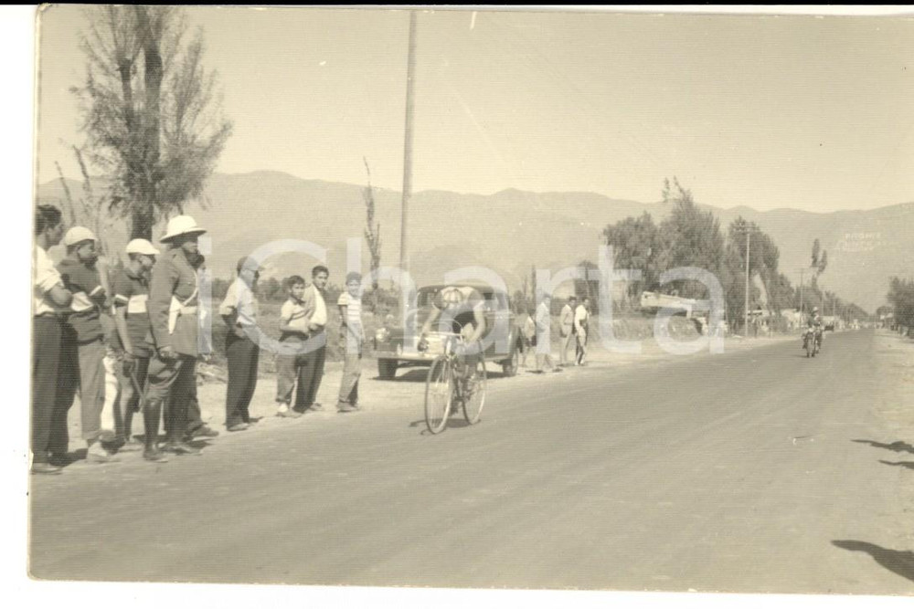 Fotografia d epoca originale 1960 ca BOLIVIA CICLISMO GIOVANILE Atleta in fuga durante una gara Foto FP 1