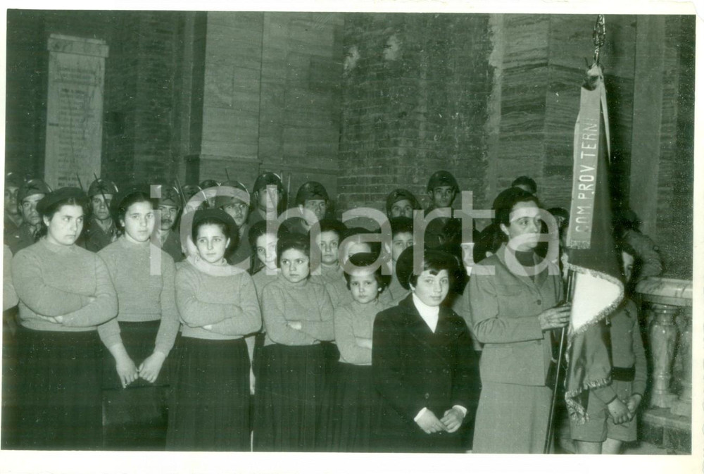 Fotografia d epoca originale 1950 ca TERNI Orfanelle Istituto LAZZARINI e Carabinieri a messa per Caduti FOTO 1