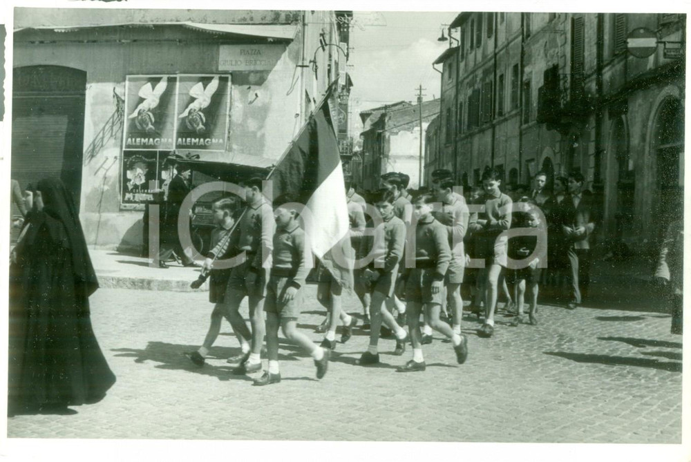 Fotografia d epoca originale 1950 ca TERNI Orfani Istituto LAZZARINI in processione per i Caduti Fotografia 1
