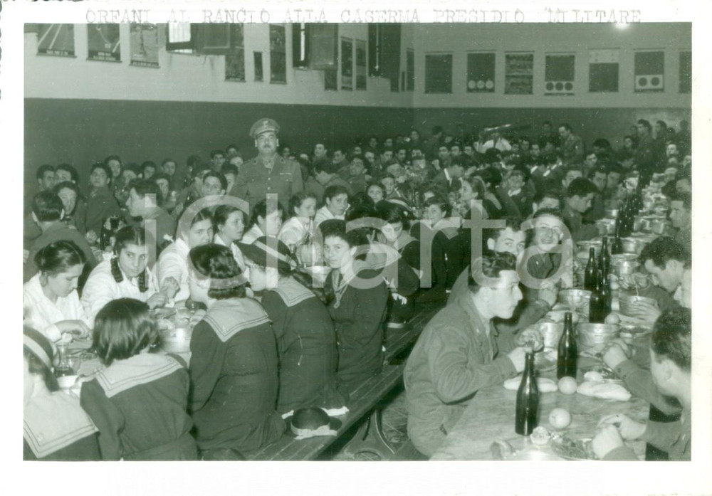 Fotografia d epoca originale 1950 ca TERNI Orfani Istituto LAZZARINI al rancio Caserma presidio Militare FOTO 1