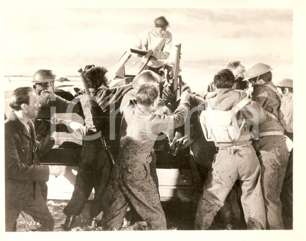 Fotografia d epoca originale 1958 CINEMA  DUNKERQUE Richard ATTENBOROUGH attaccato da militari FOTO DI SCENA 1