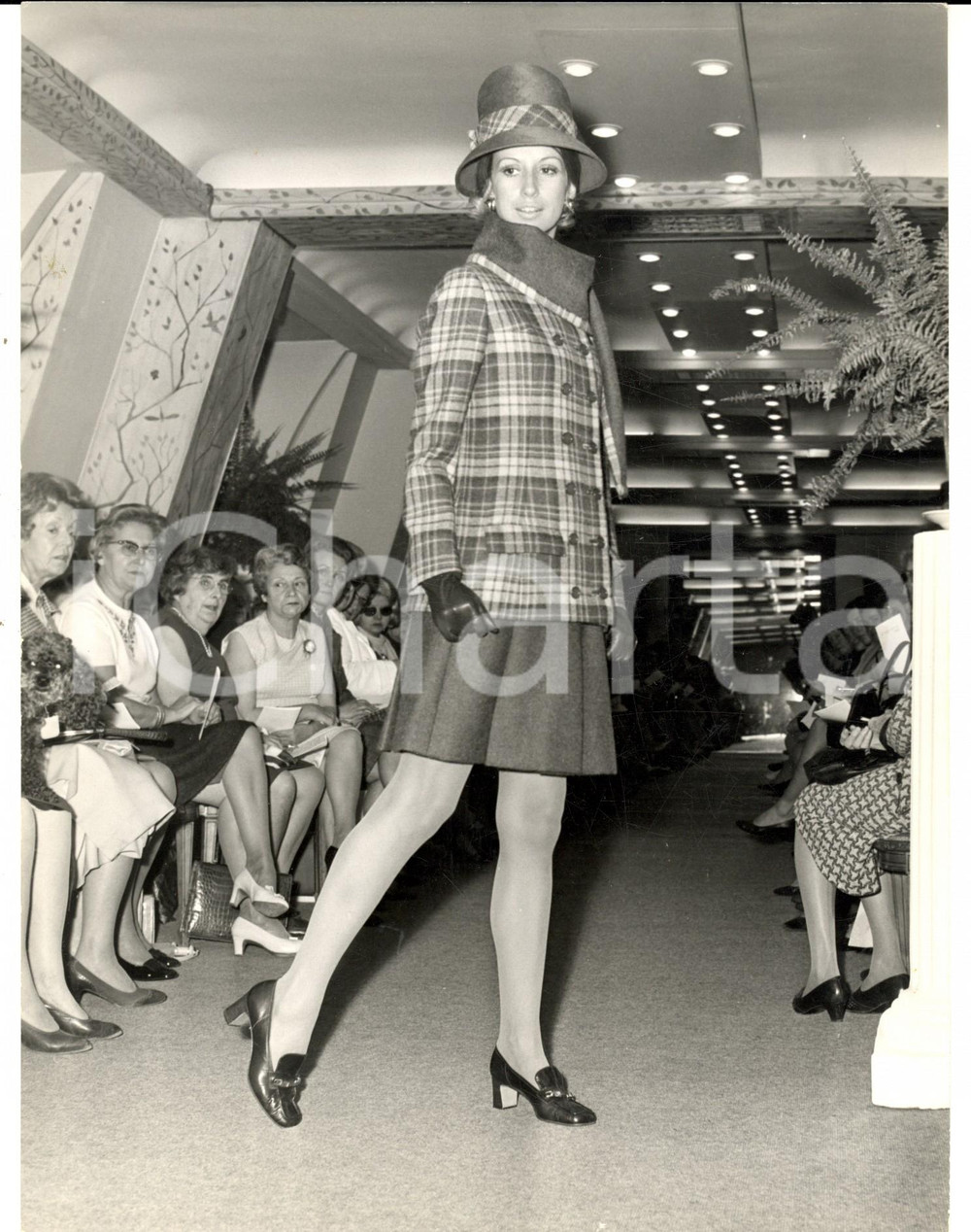 Fotografia d epoca originale 1965 ca PARIS MODA INVERNO VINTAGE Modella con tubino e giaccone a quadretti 1