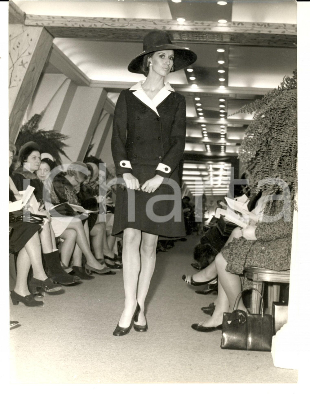 Fotografia d epoca originale 1965 ca PARIS MODA INVERNO VINTAGE Modella indossa tailleur con collo revers 1