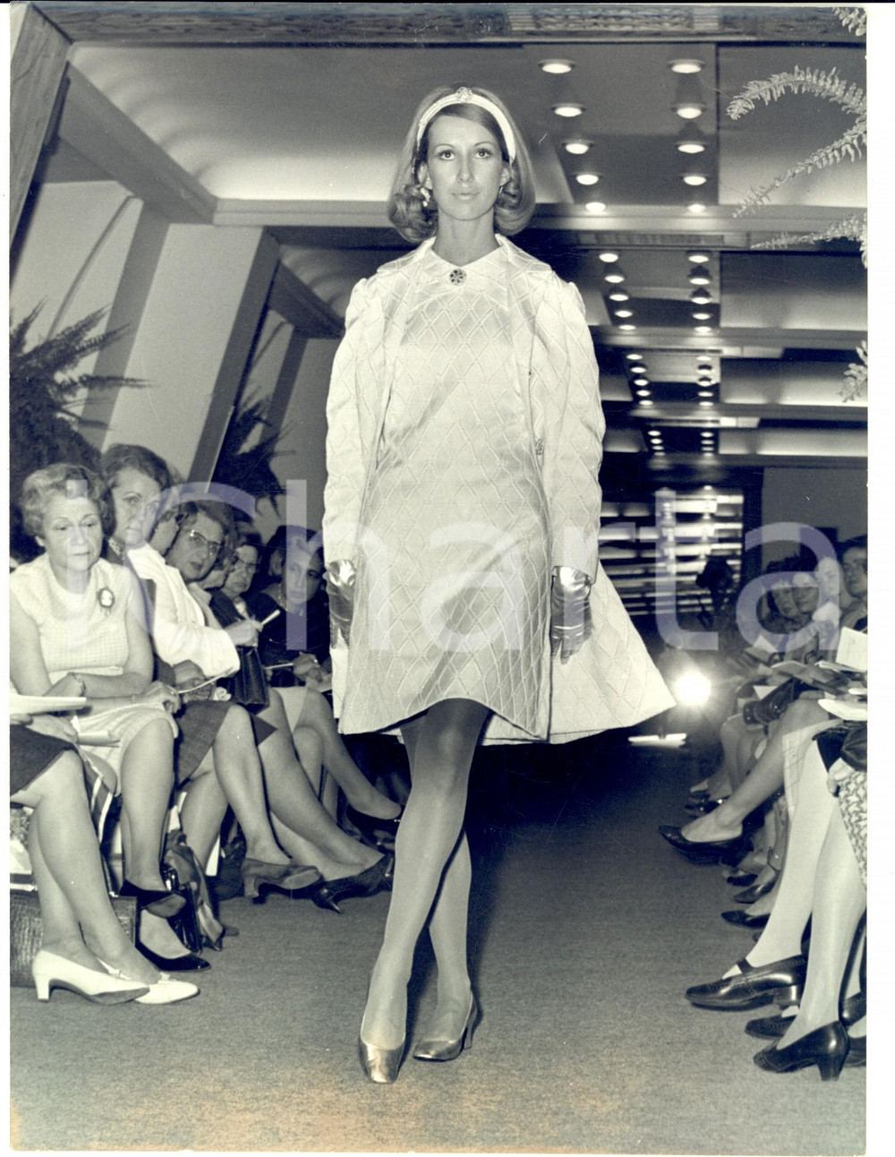 Fotografia d epoca originale 1965 ca PARIS MODA INVERNO VINTAGE Modella con tubino e giacca a rilievo Foto 1