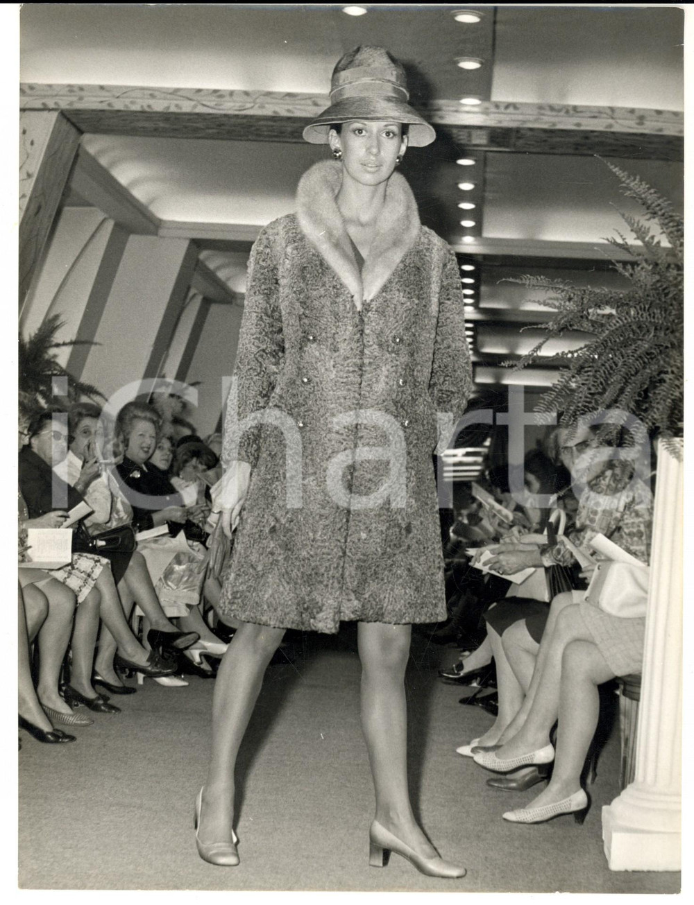 Fotografia d epoca originale 1969 PARIS MODA INVERNO VINTAGE Modella con cappotto e collo in pelliccia chiara 1