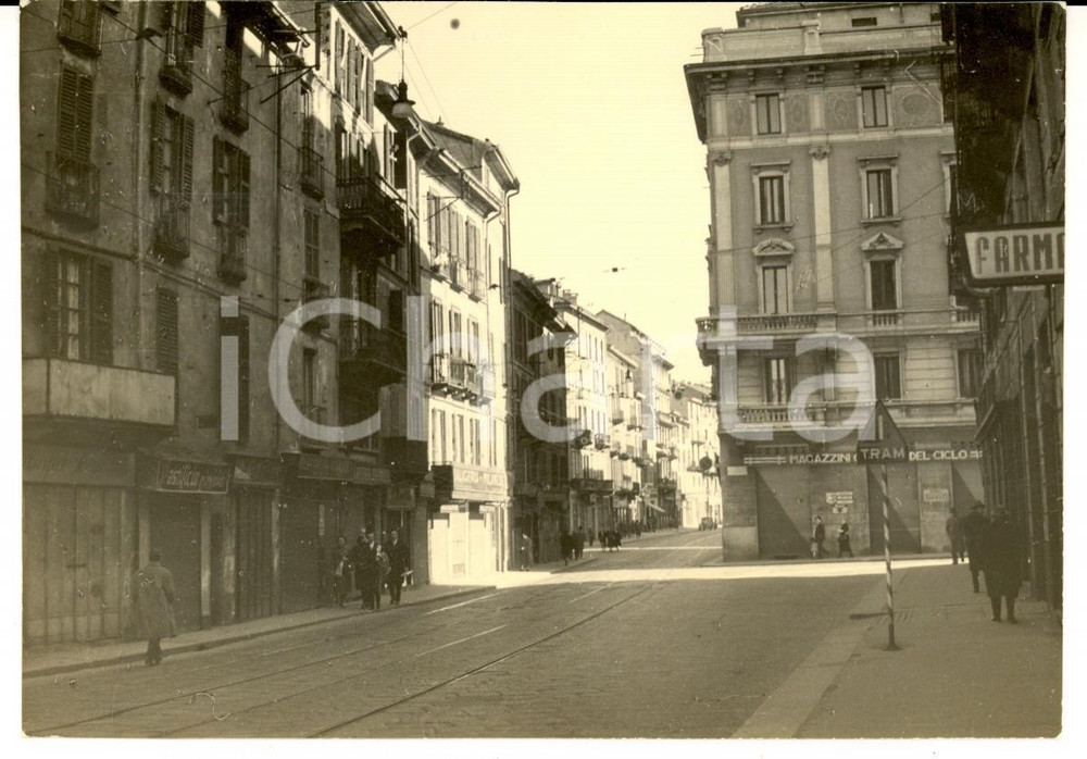 Fotografia d epoca originale 1956 MILANO Veduta di via MERCATO Animata Foto ARTISTICA 10 x 14 1