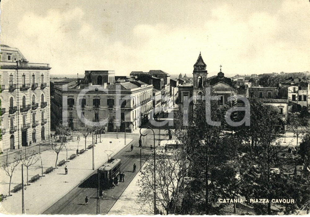 Cartolina originale da collezione 1951 CATANIA Veduta di piazza CAVOUR con la fermata del tram ANIMATA FG VG 1