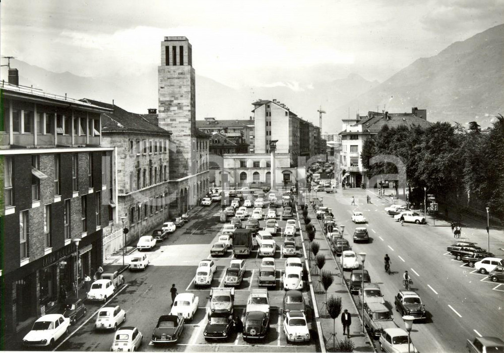 Cartolina originale da collezione 1960 ca AOSTA Veduta di piazza della REPUBBLICA con auto e passanti FG NV 1