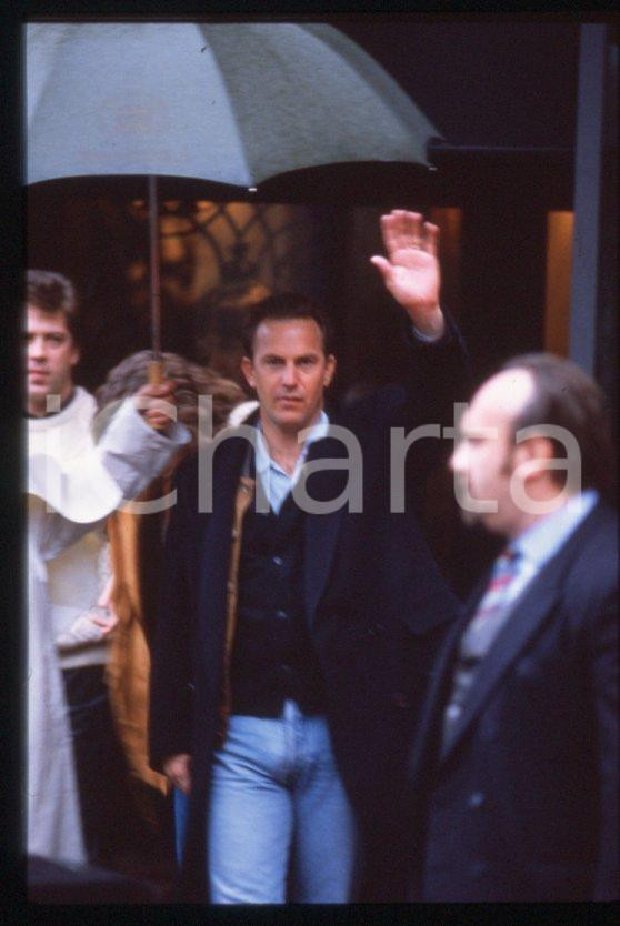 Fotografia d epoca originale Kevin COSTNER  MILANO 1993 35 mm vintage slide 2 1