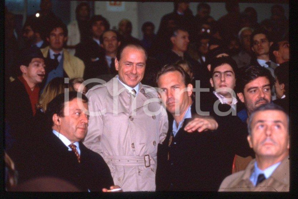 Fotografia d epoca originale Silvio BERLUSCONI Kevin COSTNER  MILANO 1993 35 mm vintage slide 3 1