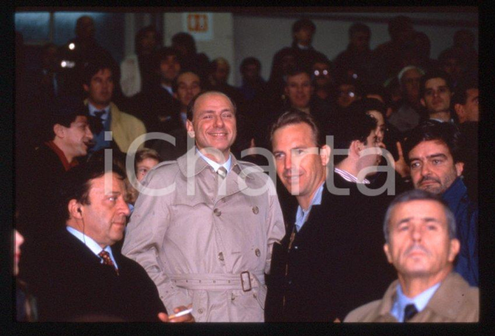 Fotografia d epoca originale Silvio BERLUSCONI Kevin COSTNER  MILANO 1993 35 mm vintage slide 4 1