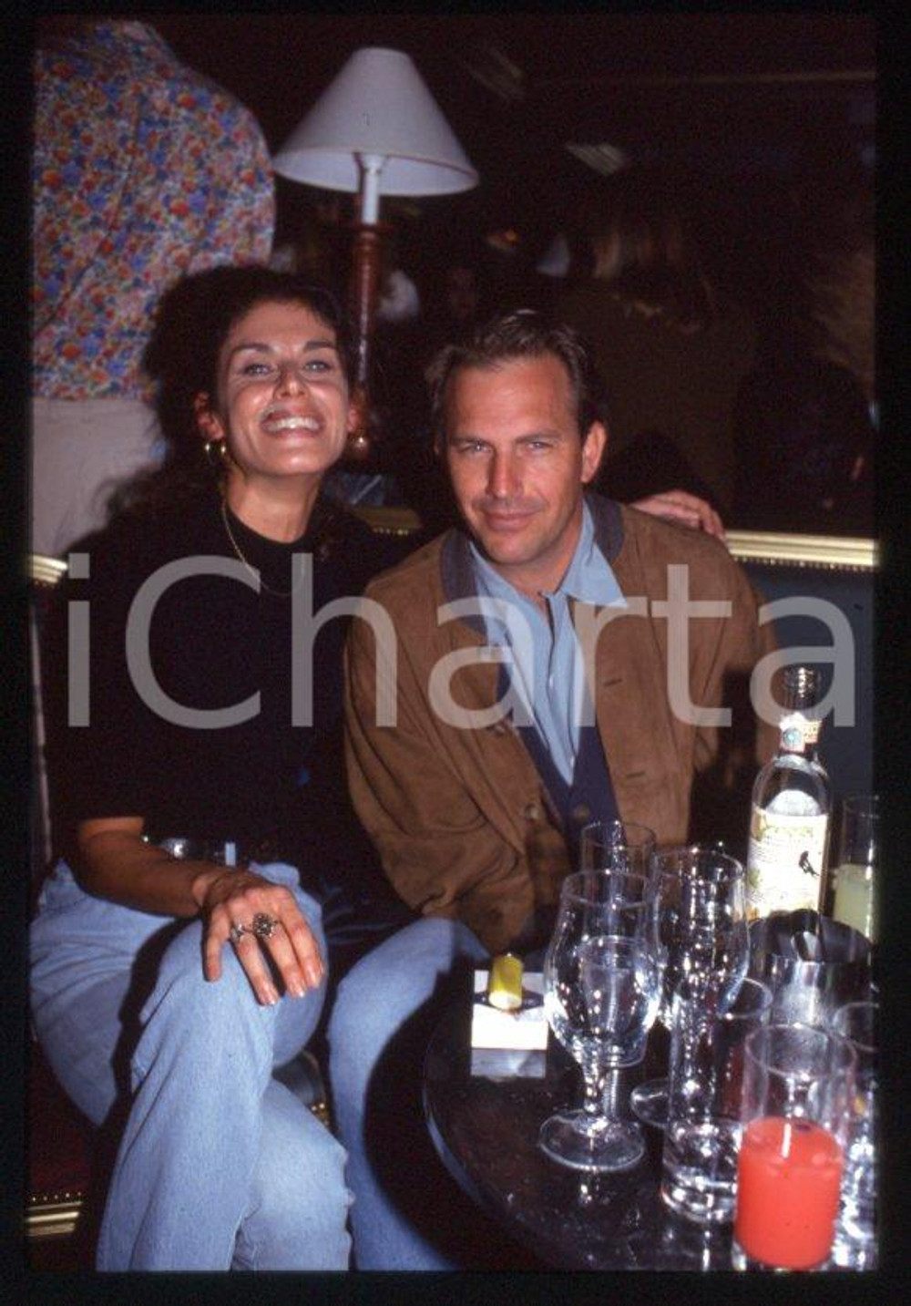 Fotografia d epoca originale Kevin COSTNER in un locale  MILANO 1993  Ritratto 35 mm vintage slide 1 1