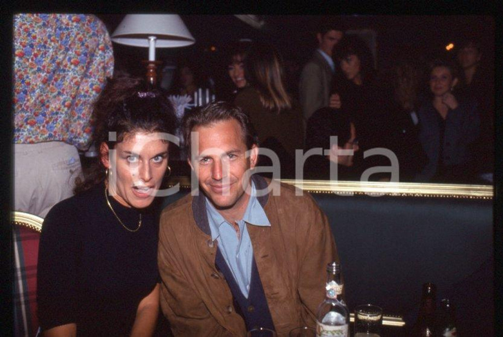 Fotografia d epoca originale Kevin COSTNER in un locale  MILANO 1993  Ritratto 35 mm vintage slide 2 1