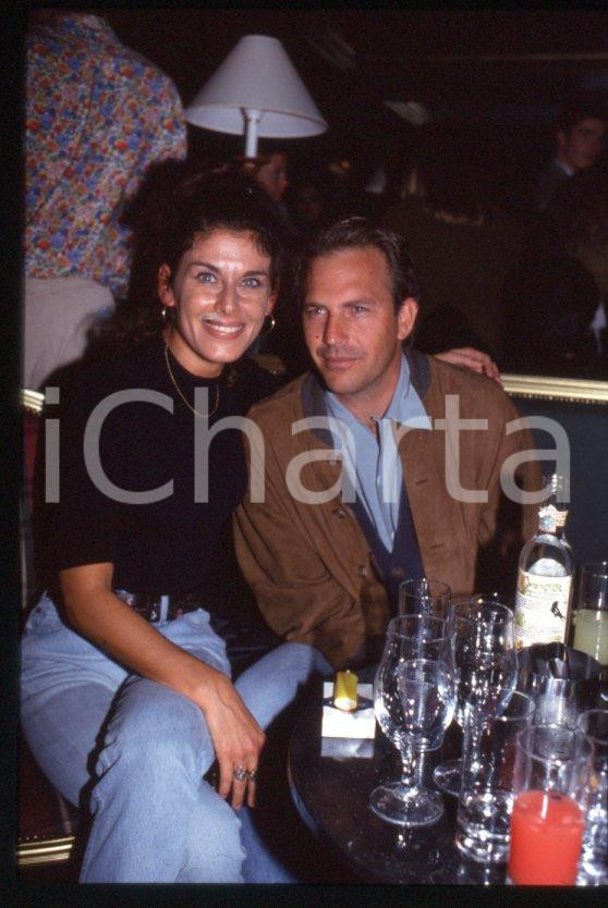 Fotografia d epoca originale Kevin COSTNER in un locale  MILANO 1993  Ritratto 35 mm vintage slide 3 1