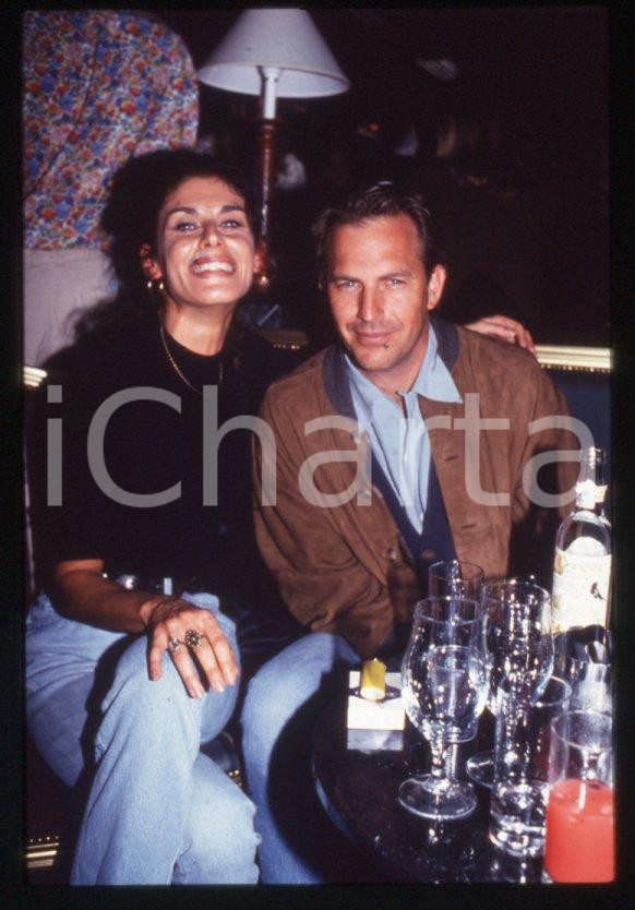 Fotografia d epoca originale Kevin COSTNER in un locale  MILANO 1993  Ritratto 35 mm vintage slide 4 1